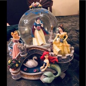 DISNEY CASTLE BRIDGE PRINCESSES MUSICAL SNOW GLOBE